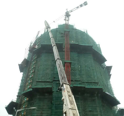 郎溪吊车在工地上作业